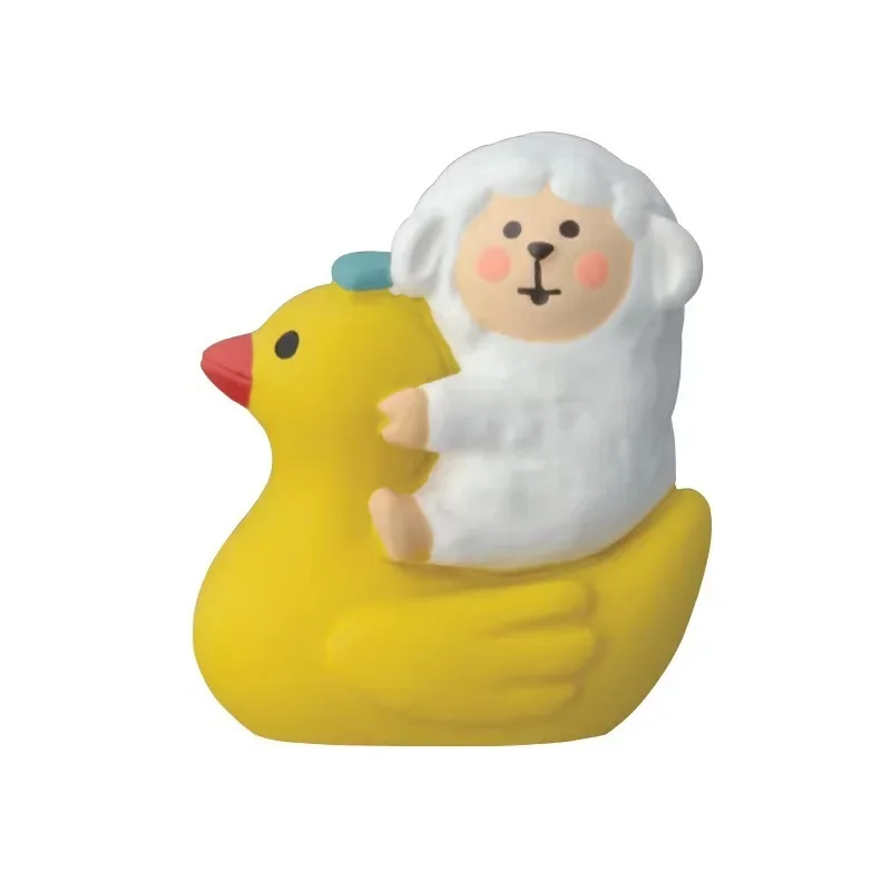 Miniaturowe figurki żywiczne kąpiel owoców z kotkiem — dekoracja biurka śliwka