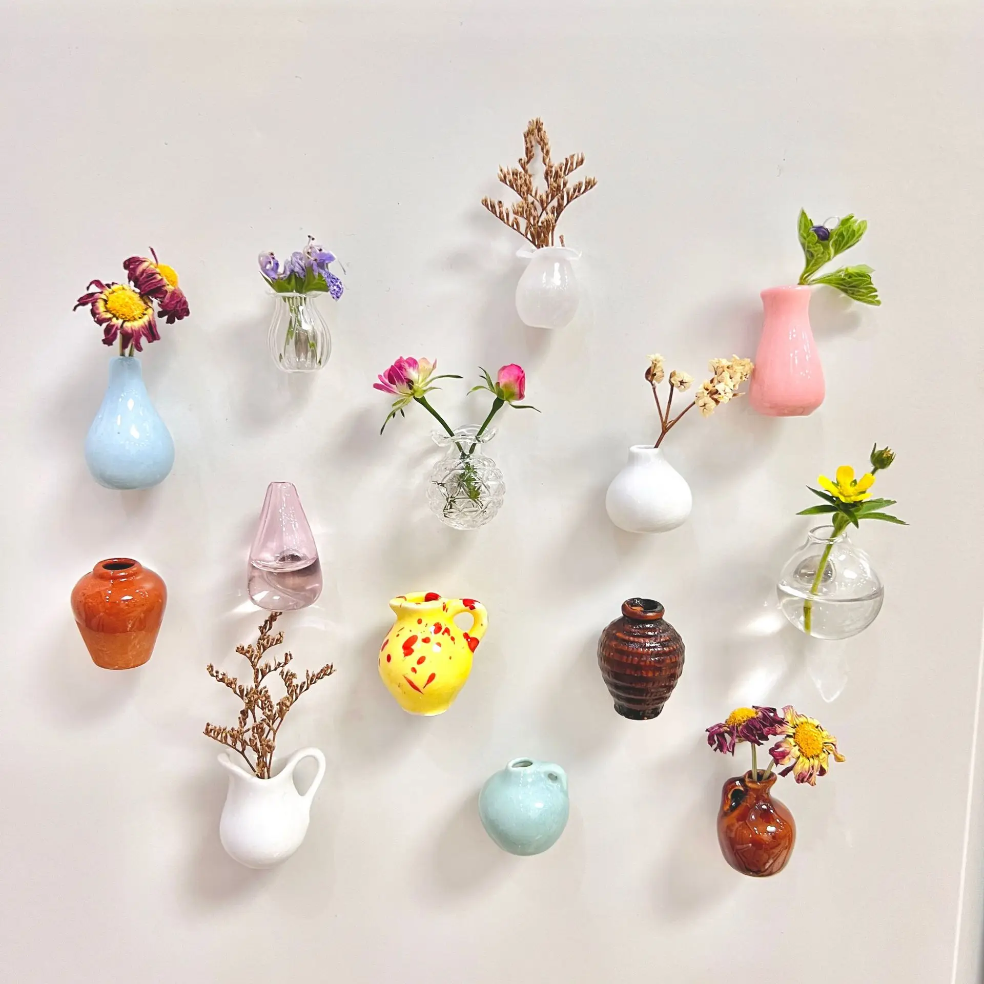 Miniaturowy ceramiczny wazonik magnes na lodówkę Biały