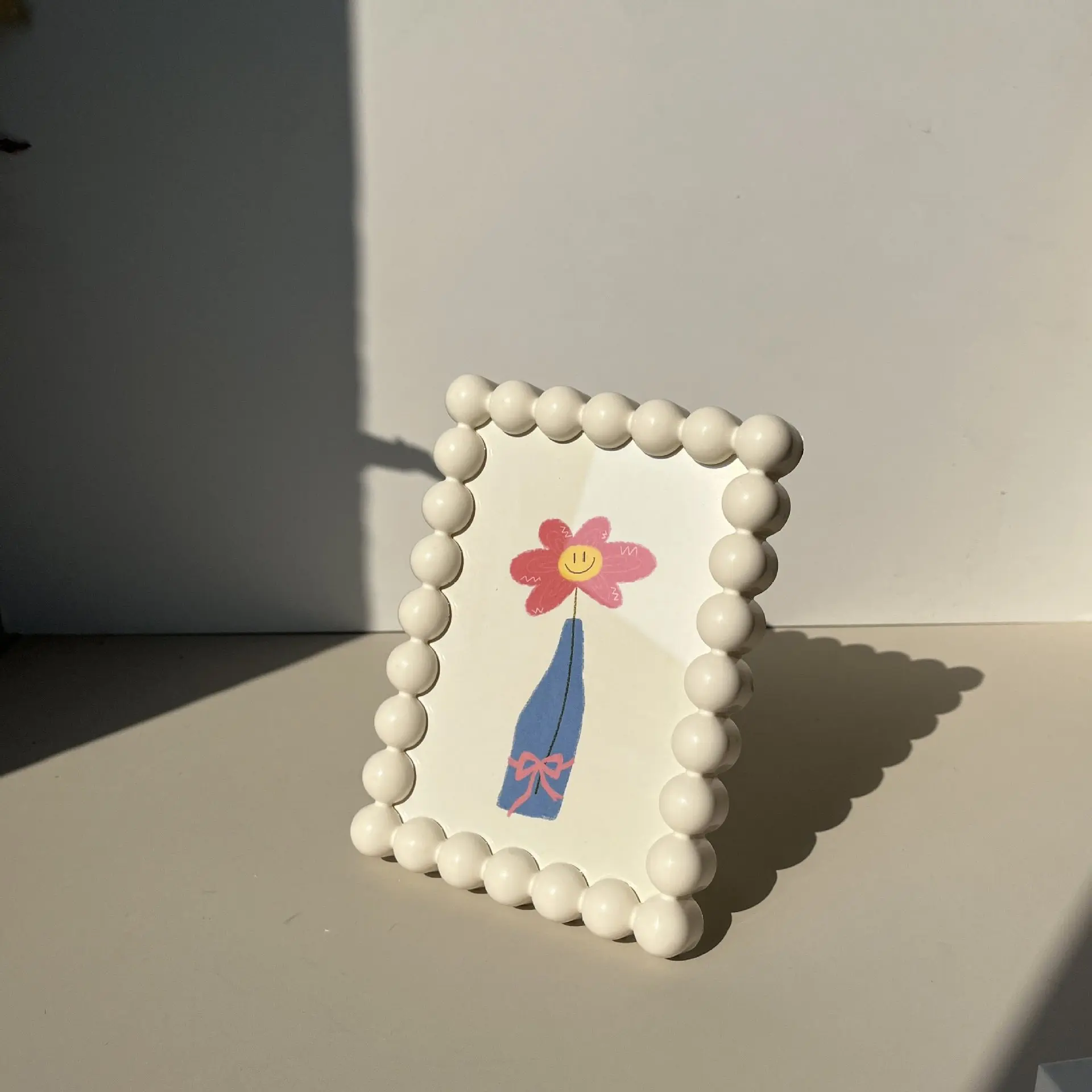 Okrągła ramka na zdjęcia w stylu minimalistycznym ze stojakiem Biały