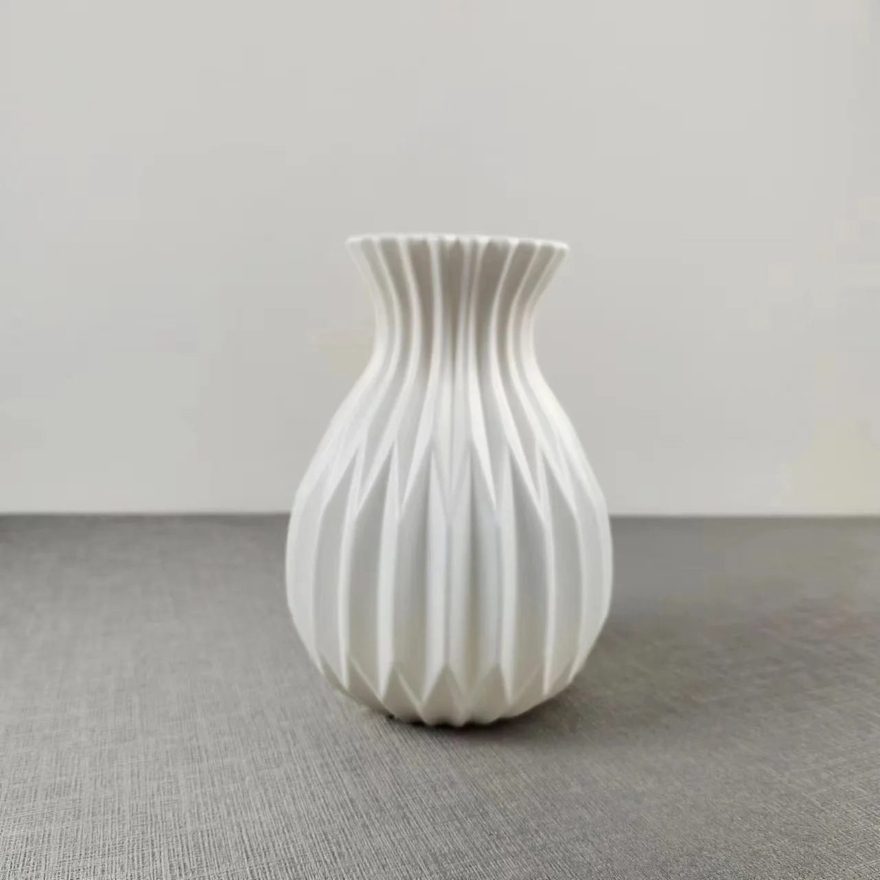 Plastikowy wazon imitacja ceramiki do salonu i biura Biały