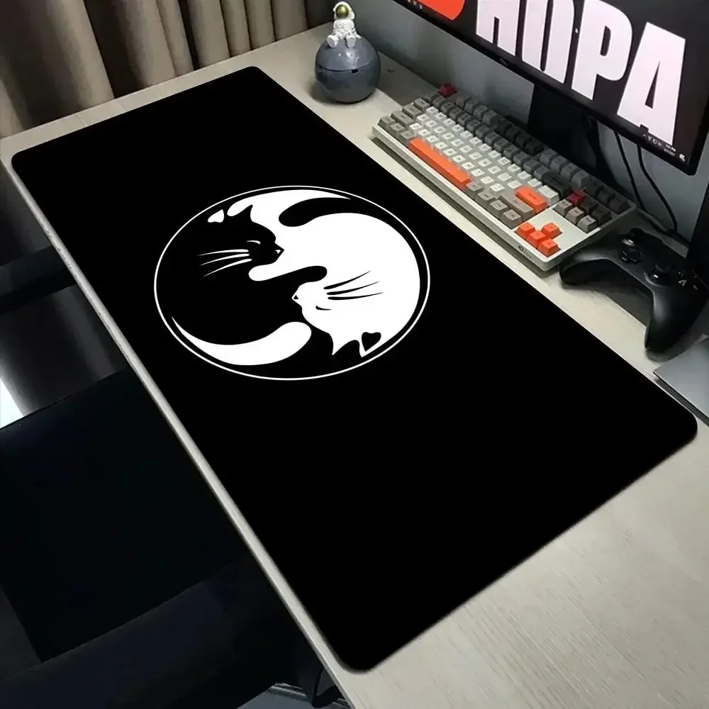 Podkładka pod mysz XXL z czarnym kotem – duża mata na biurko 30x60 Ciemnoszary