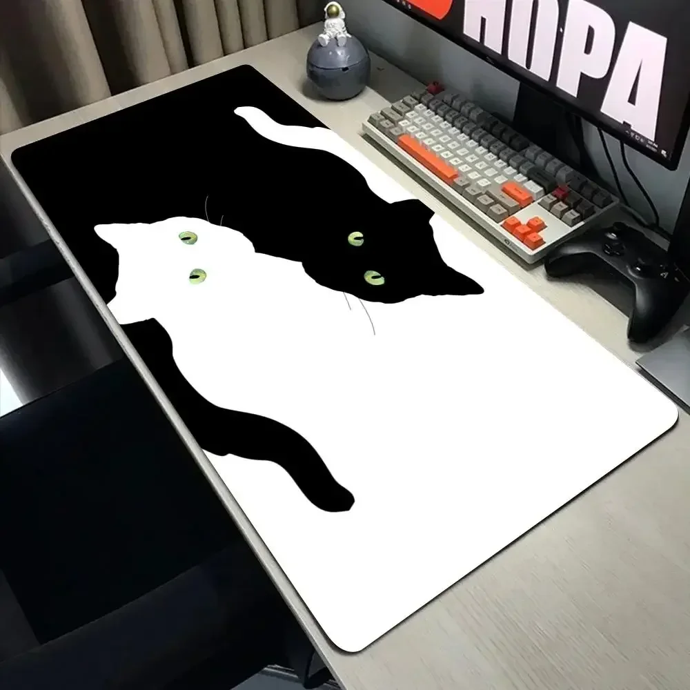 Podkładka pod mysz XXL z czarnym kotem – duża mata na biurko 30x60 Ciemny brąz