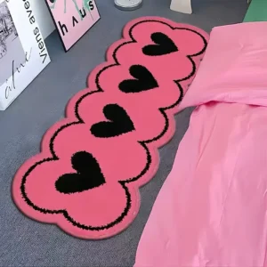 Różowy długi dywanik w kształcie serca przy łóżku i na korytarz Czarny