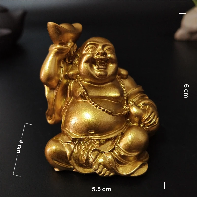Śmiejący się Budda feng shui — złota figurka dobrobytu śliwka