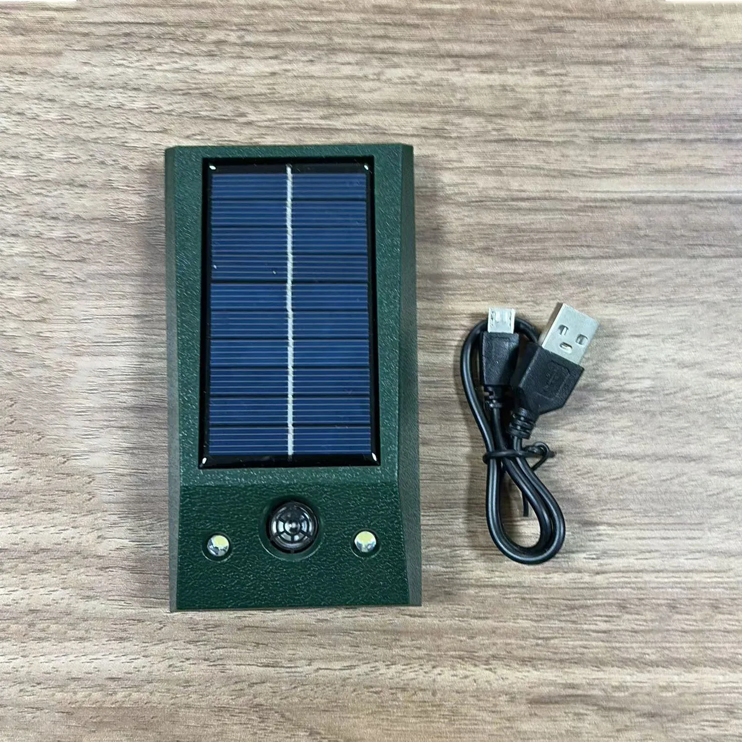 Solarny odstraszacz zwierząt ze światłem stroboskopowym Jasnozielony