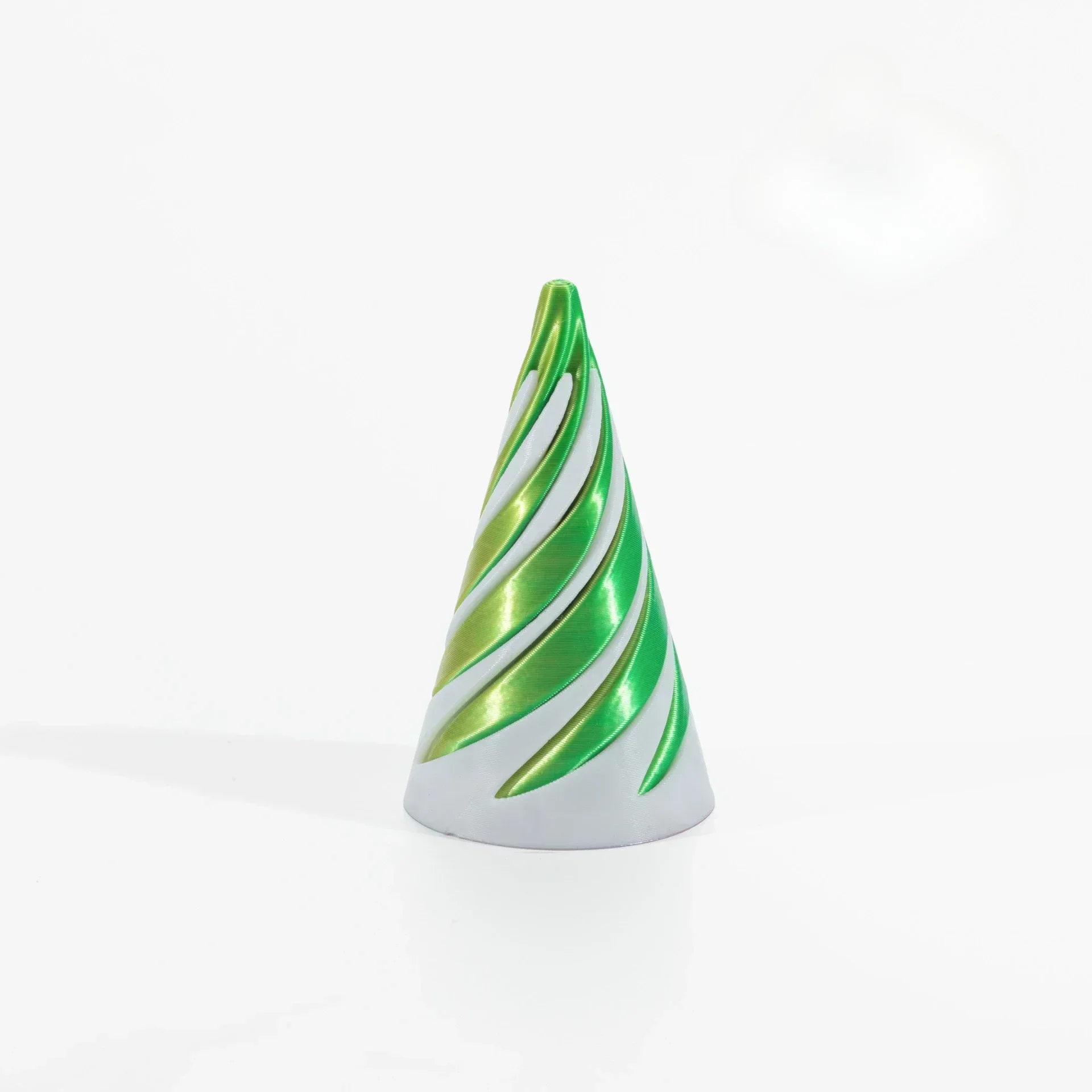 Spiralna piramida 3D — dekoracyjna rzeźba drukowana Armijna zieleń