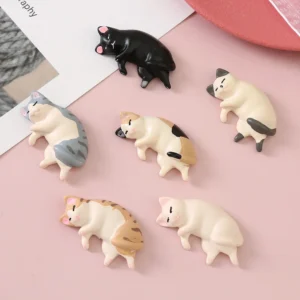 Śpiące kotki miniaturowe figurki żywiczne – zestaw 6 sztuk na biurko Jasnoszary