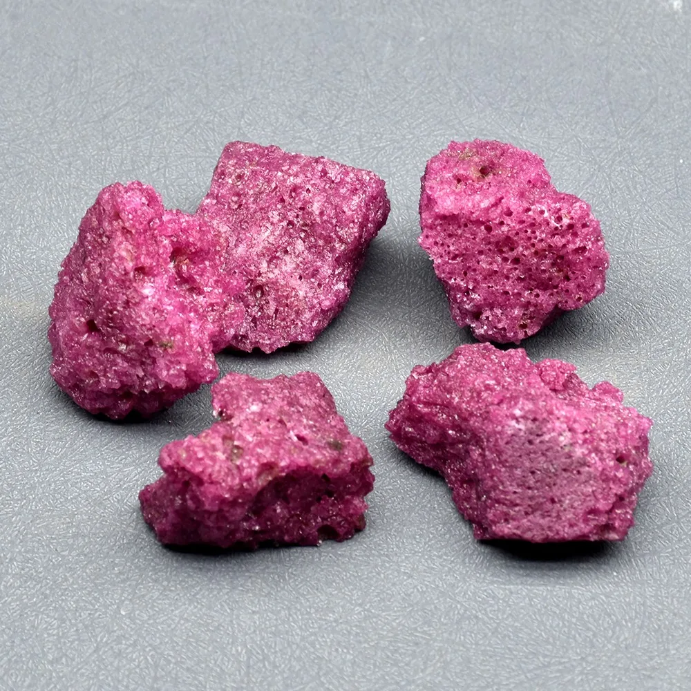 Surowy kryształ kwarcu - okaz mineralny Armijna zieleń
