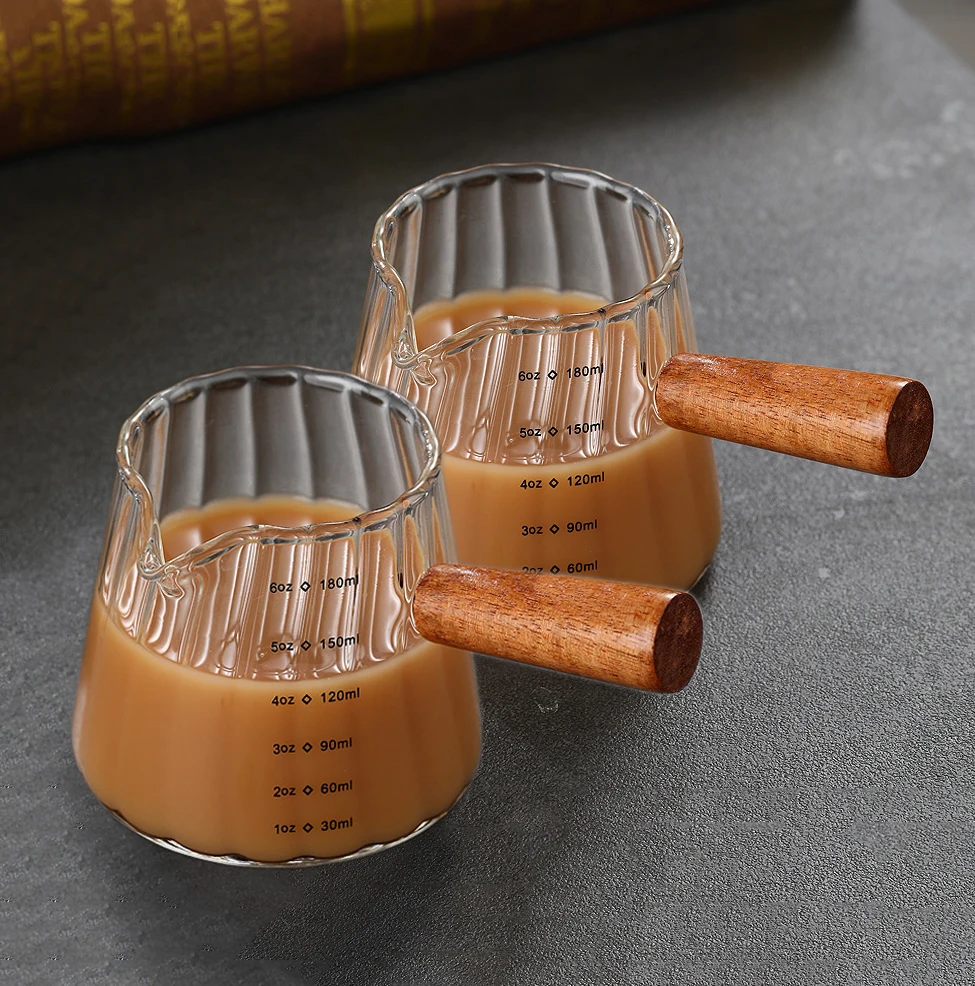 Szklana miarka do espresso 180 ml z drewnianym uchwytem – kubek miarowy baristy Khaki