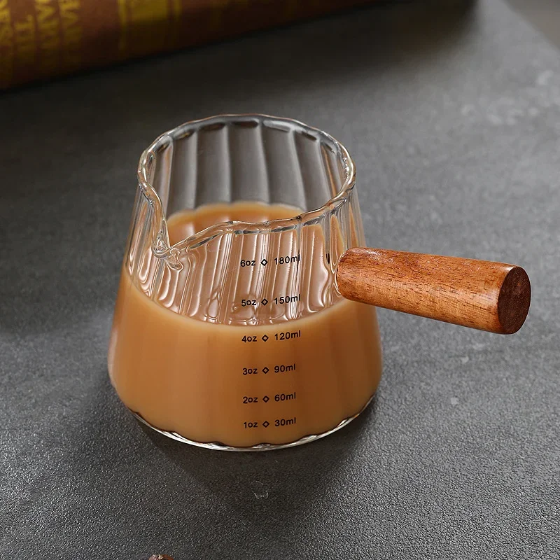 Szklana miarka do espresso 180 ml z drewnianym uchwytem – kubek miarowy baristy Jasnoszary