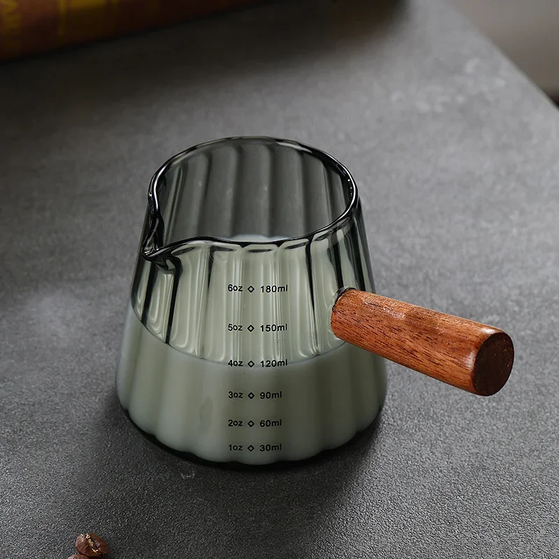 Szklana miarka do espresso 180 ml z drewnianym uchwytem – kubek miarowy baristy Jasnozielony