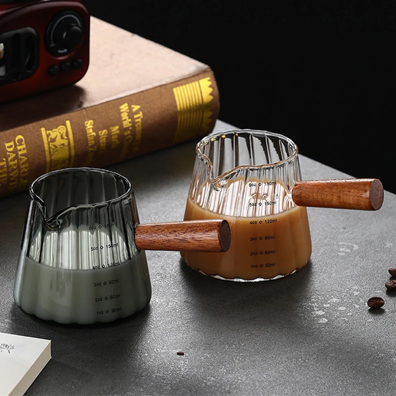 Szklana miarka do espresso 180 ml z drewnianym uchwytem – kubek miarowy baristy Pomarańczowy