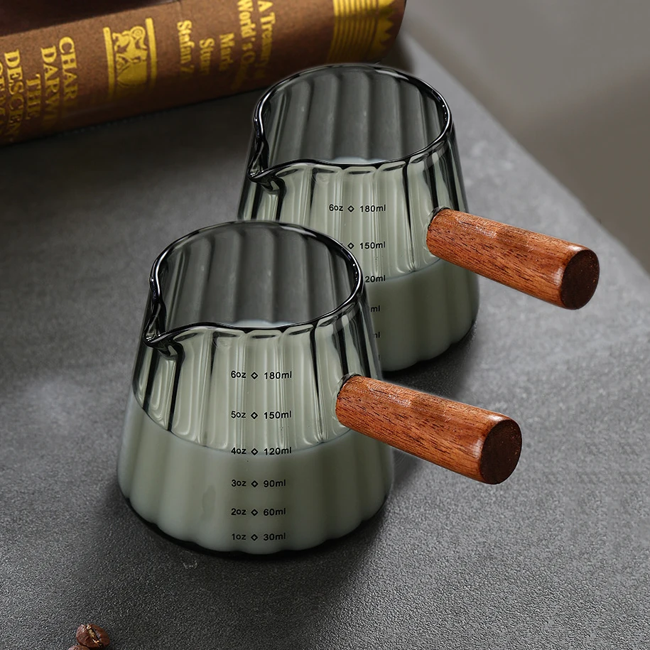Szklana miarka do espresso 180 ml z drewnianym uchwytem – kubek miarowy baristy śliwka