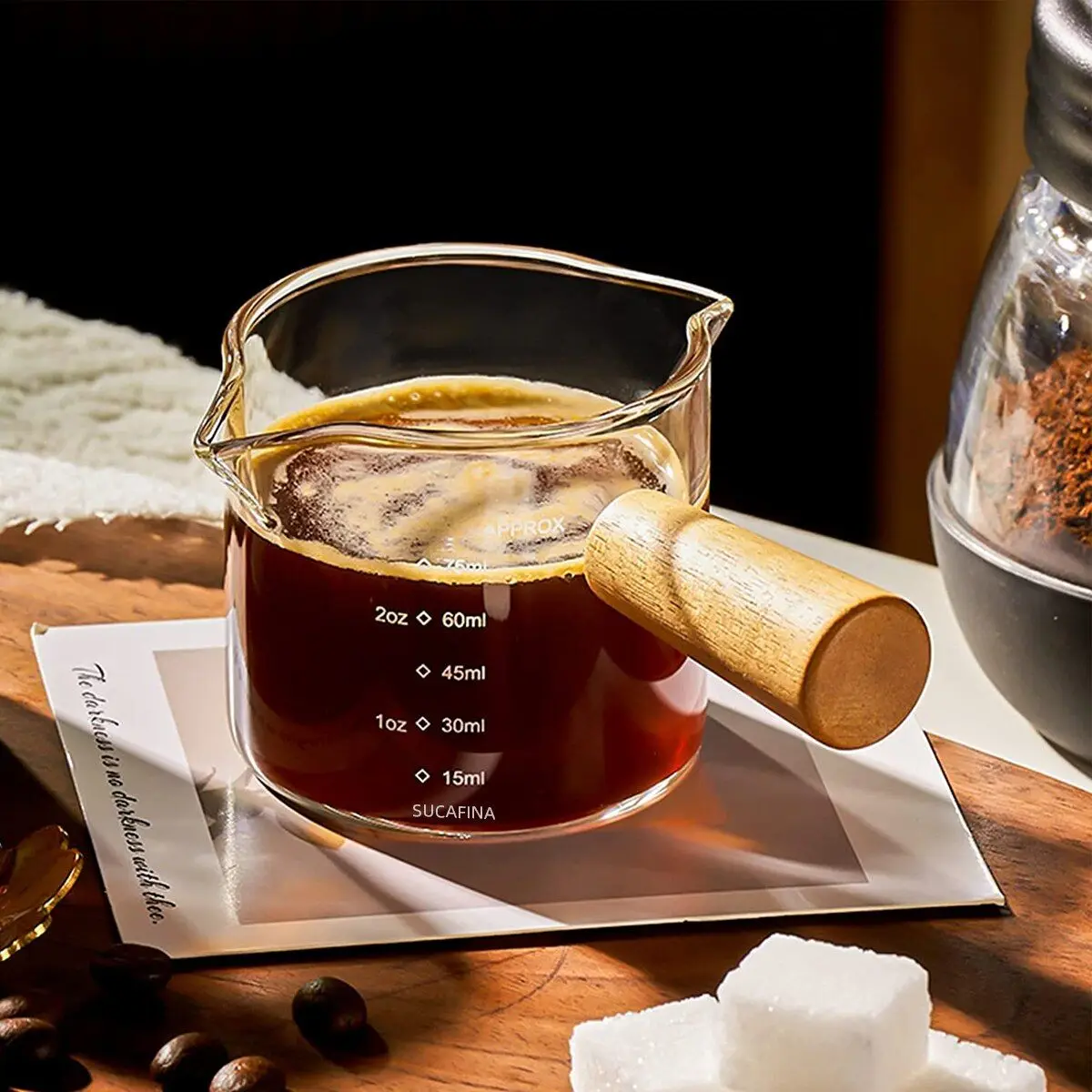 Szklany dzbanek do espresso 75 ml – miarka barista z uchwytem Biały