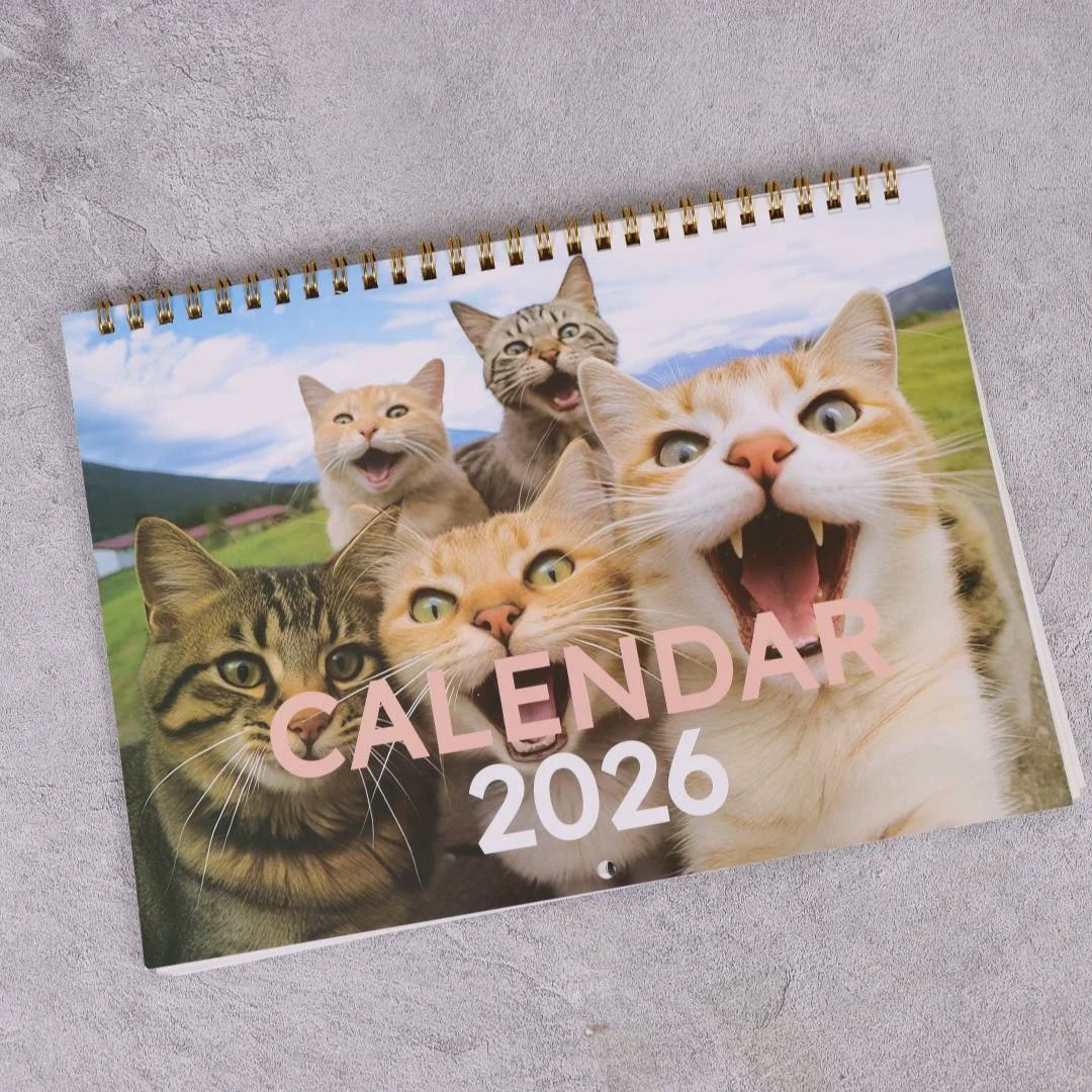 Zabawny kalendarz 2026 z kotami i dziurkami Czerwony